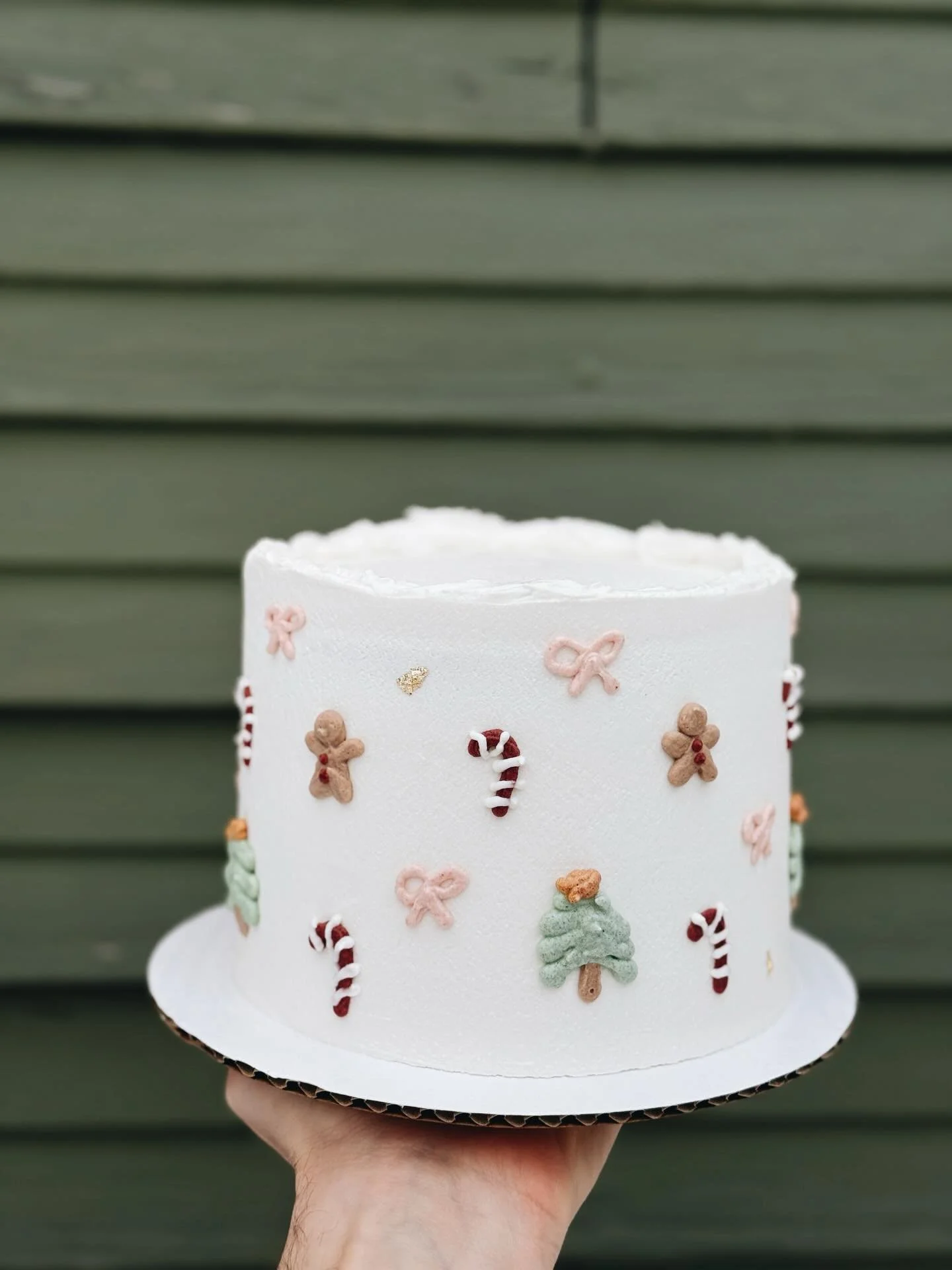 TIS (always) THE SEASON FOR A CUTE CAKE! 

Need a custom cake for a holiday party?
Click the link in our bio and get you order in!