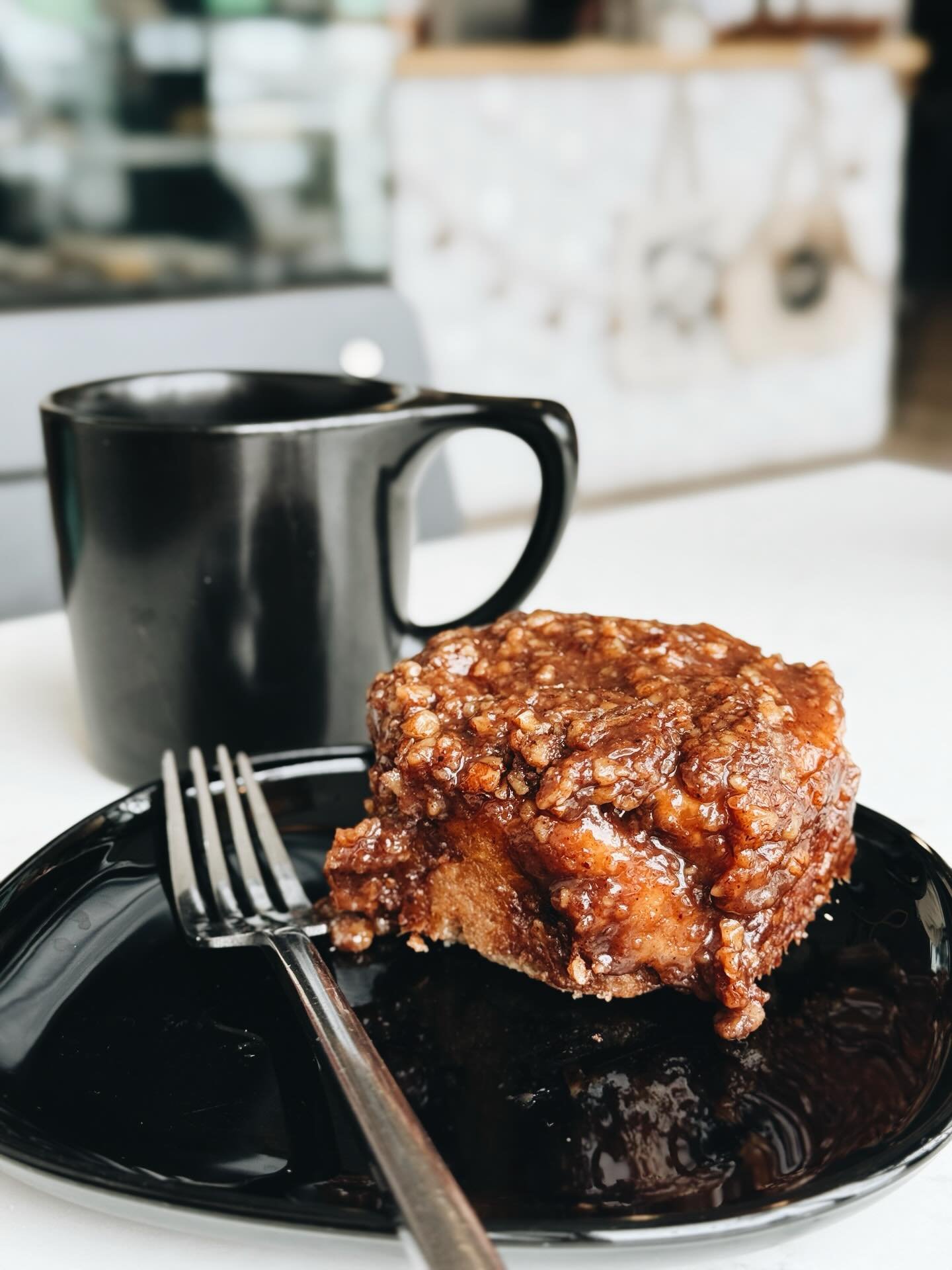 ITS GETTING STICKYYYY 🎶

Have you guys tried these freakin&rsquo; sticky buns yet!?
Go try one, and then decide &ldquo;hey I need these on my table Xmas morning&rdquo; and order a whole dang pack on our holiday order form (link in bio!)

See ya sooo
