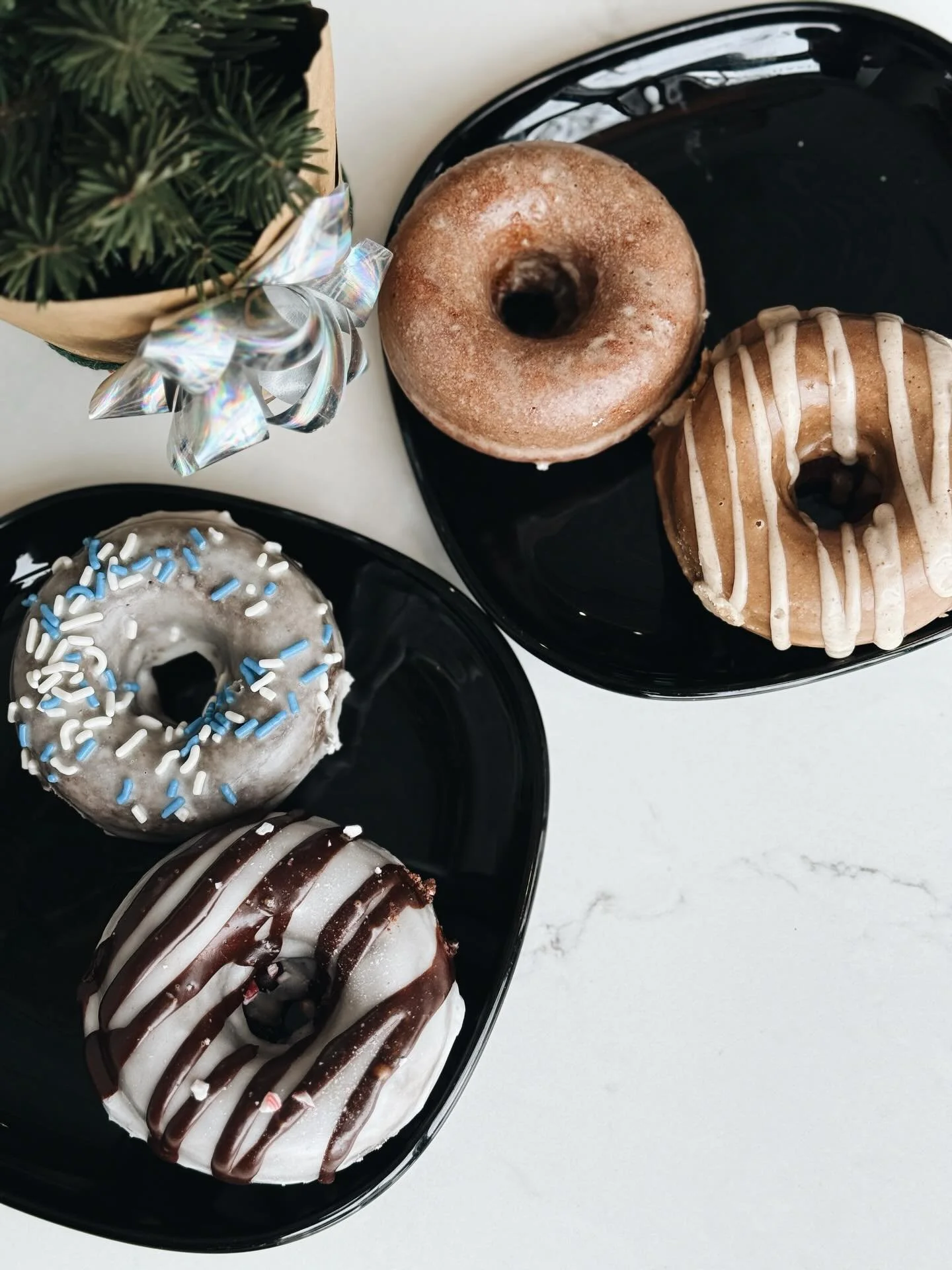 HOLIDAY DONUTS 

We&rsquo;ve got holiday donuts in our pastry case this weekend! Flavors include:

Gingerbread Latte 
Chocolate Peppermint Stick
Gingerbread Glazed
Chocolate Holiday Sprinkle

Come grab a festive treat 🎁🎅