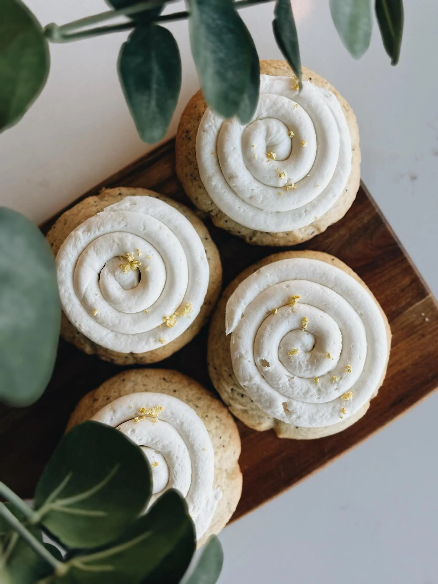 Need an afternoon pick me up?
Look noooo further!
Our new lemon poppyseed cream cheese cookies will do the trick!

Here til FIVE! (!!!) see ya soon!