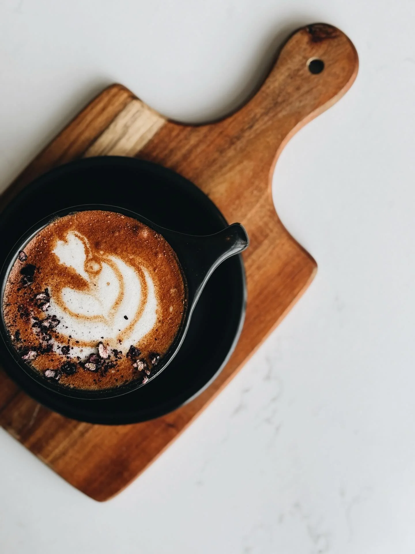 Blueberry Cobbler Latte!
The perfect transition into spring.
Hot or iced latte with blueberry and maple syrup, topped with freeze dried blueberries and cinnamon!

Try one hot in the morning or iced once this sun is stronng! 
💙✨