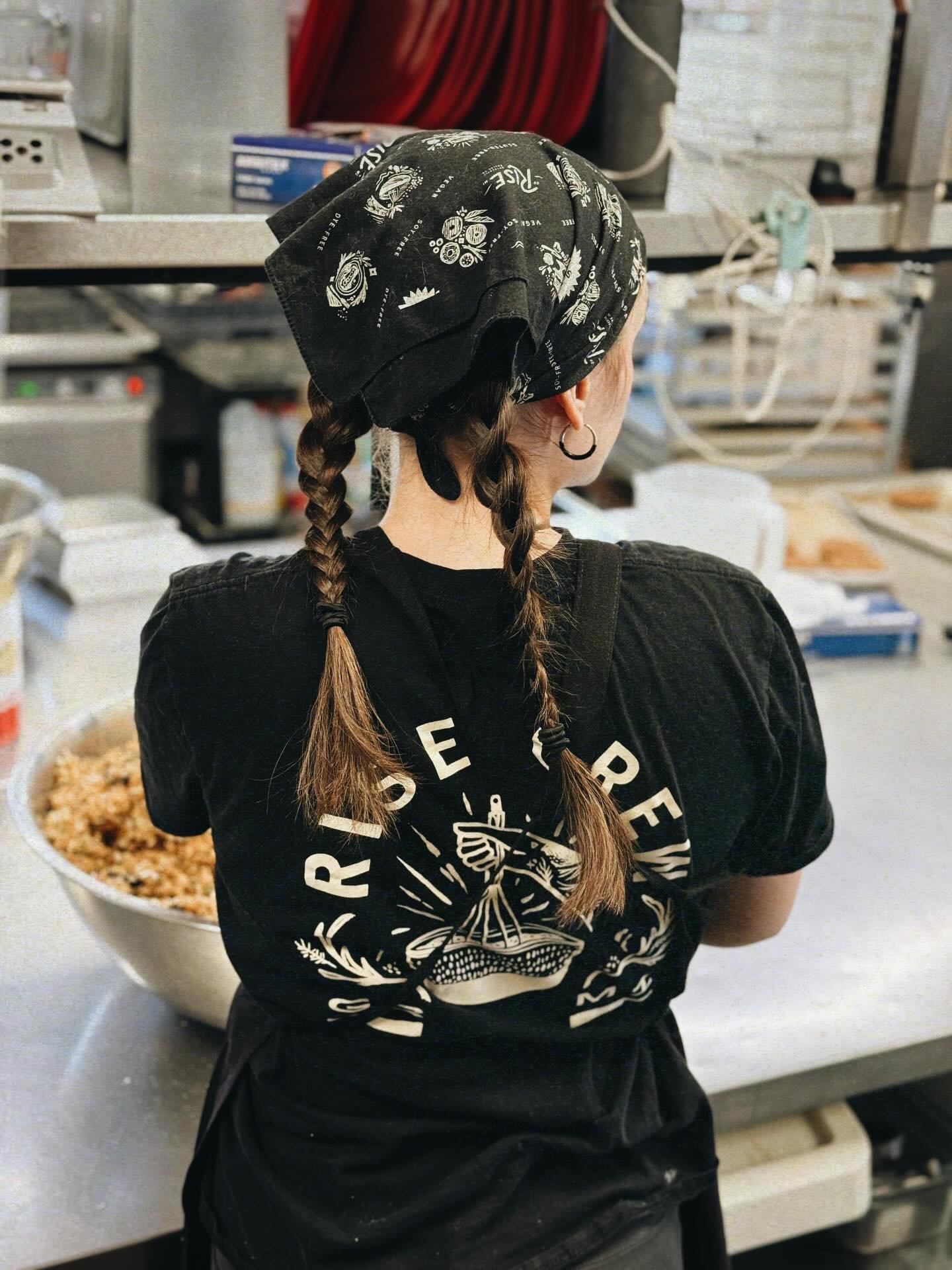 We&rsquo;re hiring a cake decorator!
Swipe for the deets.
✨✨✨