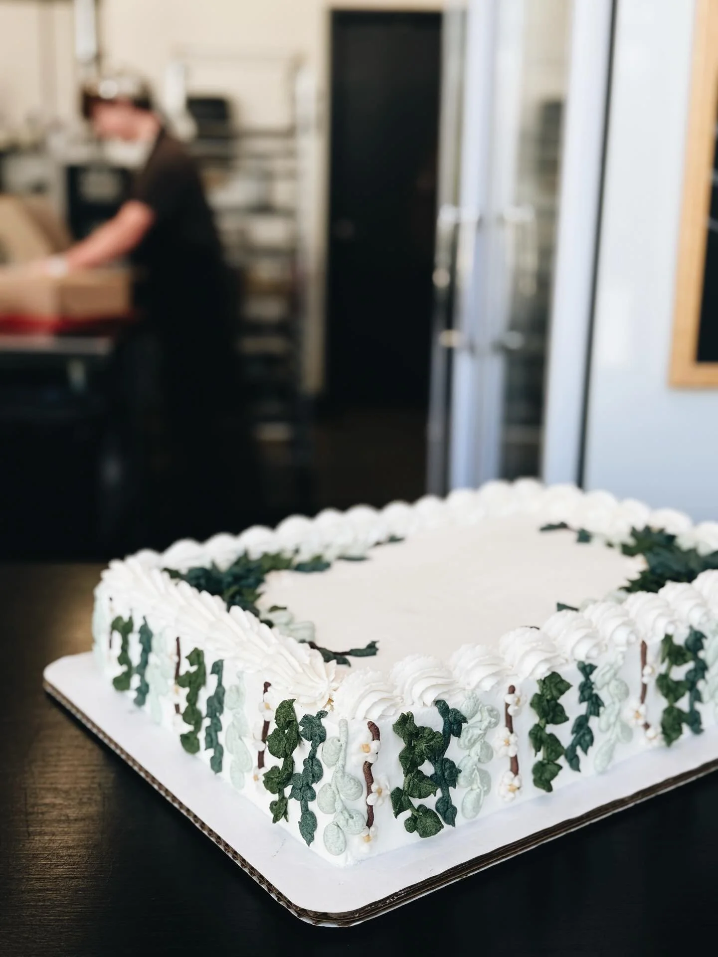 Check out this gorgeous sheet cake that Jay created!
Sheet cake doesn&rsquo;t need to be boring! Inquire about a custom order at the link in our bio! 

✨