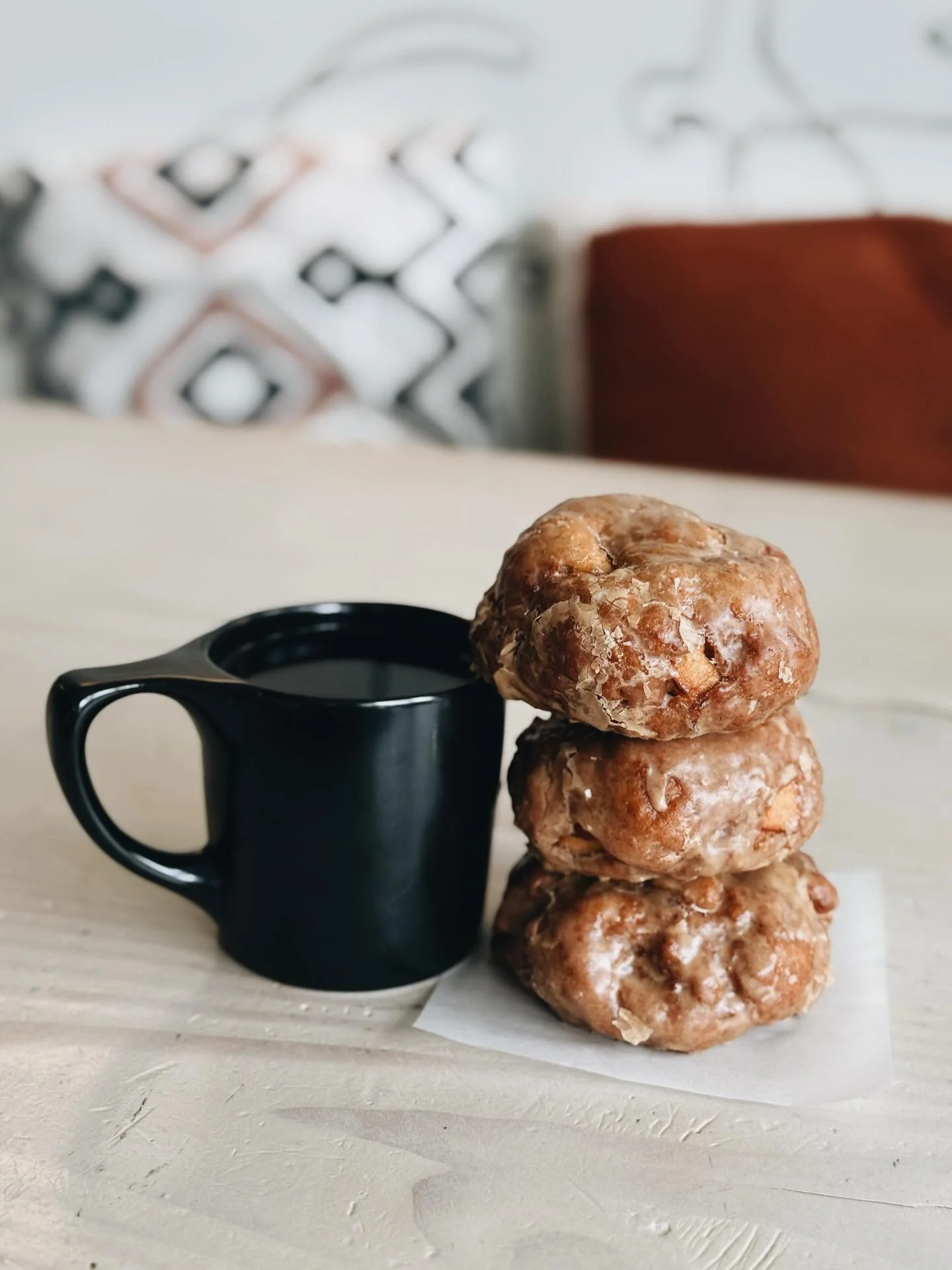 need a fritter and some coffee on this Thursday morning?
we&rsquo;ve got you.

come see us! Here til 5p today. ✨