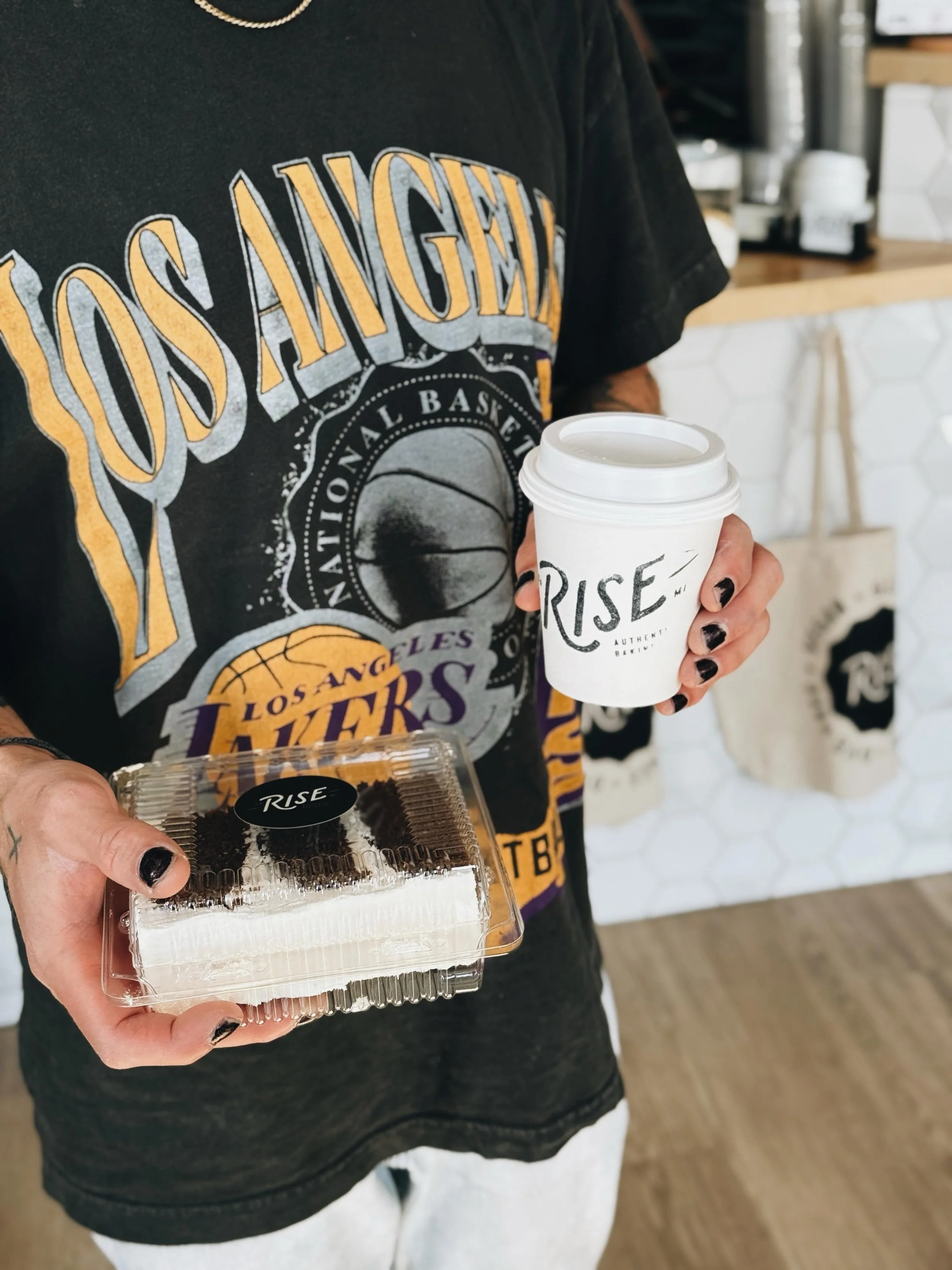 Cake and coffee to go with you on your adventures today!

See ya soon! Here til 4 💞