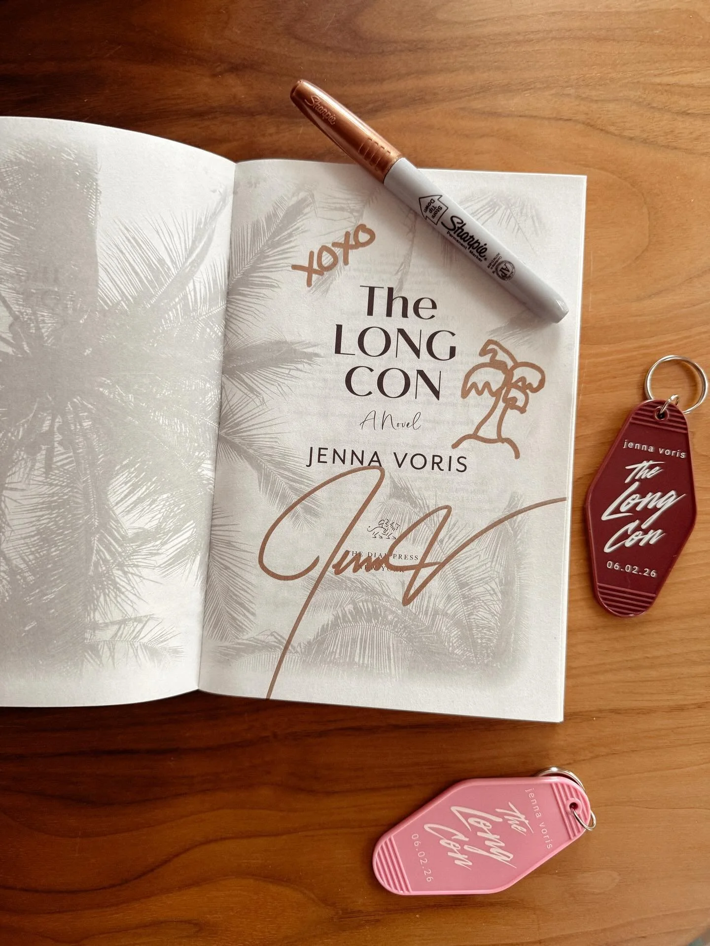 It&rsquo;s the last day to preorder signed, personalized copies of The Long Con! 🌴

This is one of my very favorite parts of launching a new book. 

I&rsquo;m heading over to @onemorepagebooks next week to sign preorders and I can&rsquo;t wait to se