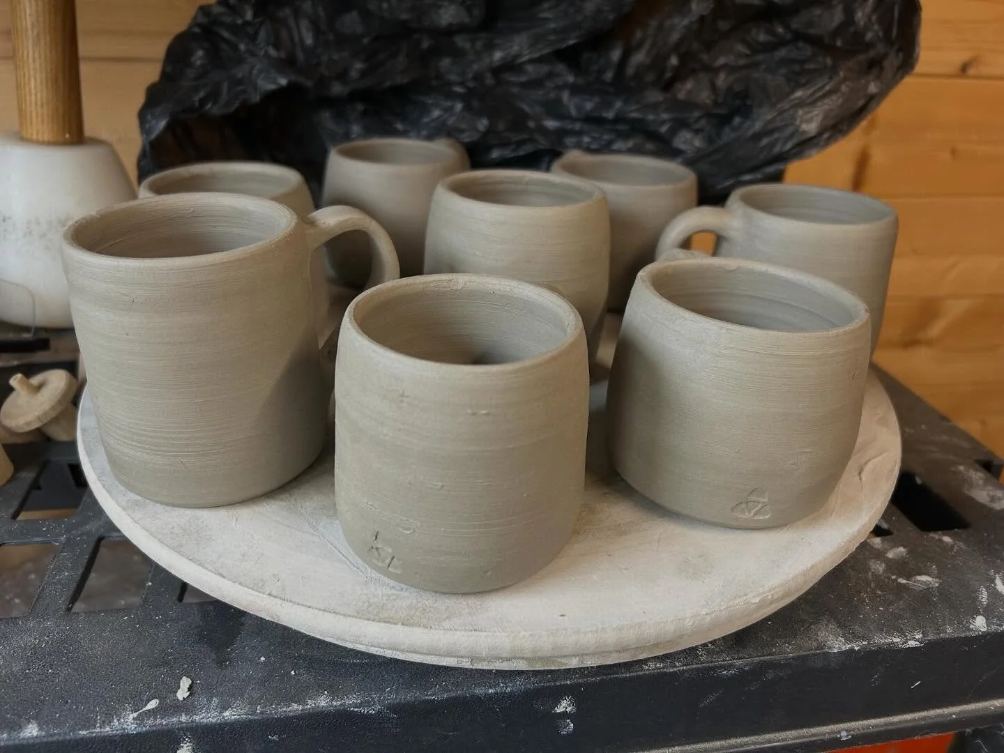 Quiet afternoon finishing off these mugs- it&rsquo;s been taking forever for stuff to dry!
#quietafternoon #potteringathome #earlydayspottery
