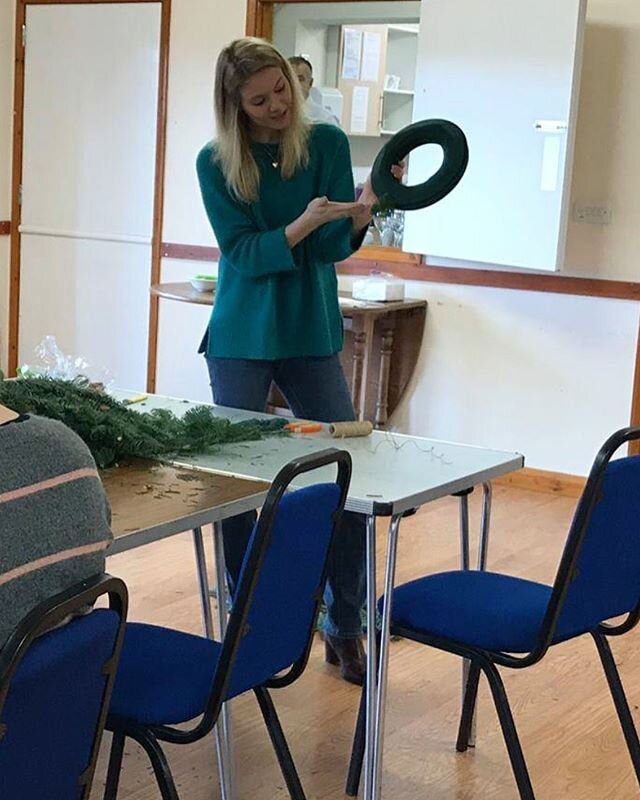 Can&rsquo;t wait to get back to flower talks, demonstrations &amp; workshops once this is all over! P.s is that my Dad I spy in the background... 😂☺️💗🌸🌷🤓👩🏼&zwj;🏫✂️