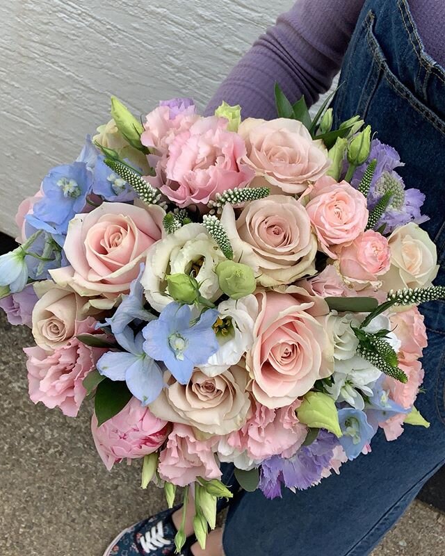 #throwbackthursday to arranging the gorgeous @hannahsweddingsandevents Wedding Bouquet! 😍 Hannah choose a neat &amp; compact hand tie in a ray of delicate pastel colours. Flowers consisted of -
Quicksand Roses, Delphiniums, Veronica, Lisianthus, Sca