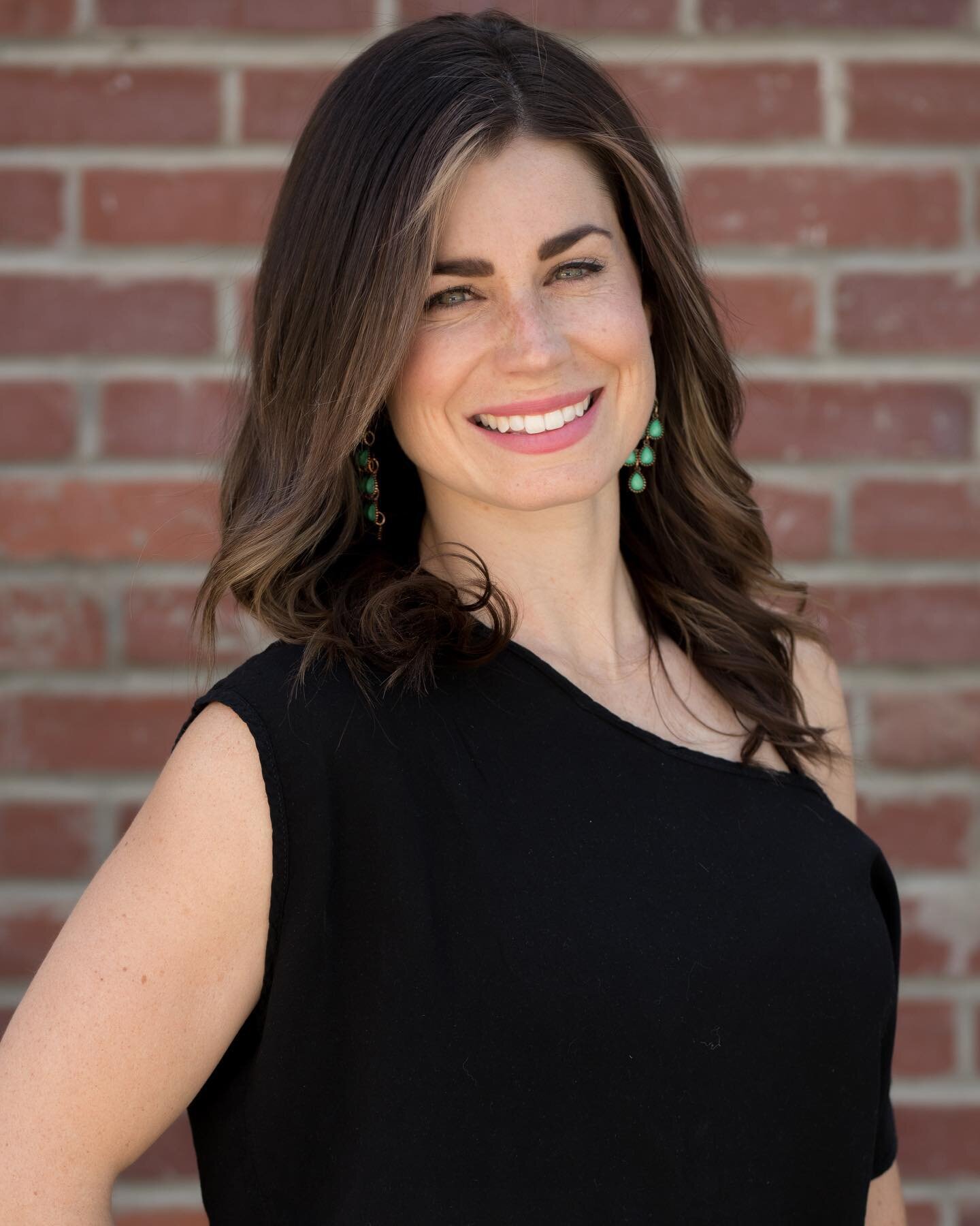 Meet our Stylist Donna Wentz!
Donna was born and raised in the Carson Valley where she graduated from Douglas High School. She attended Carson City Beauty Academy, where she excelled in all areas of study. She began her career in 2012 joining the Dra