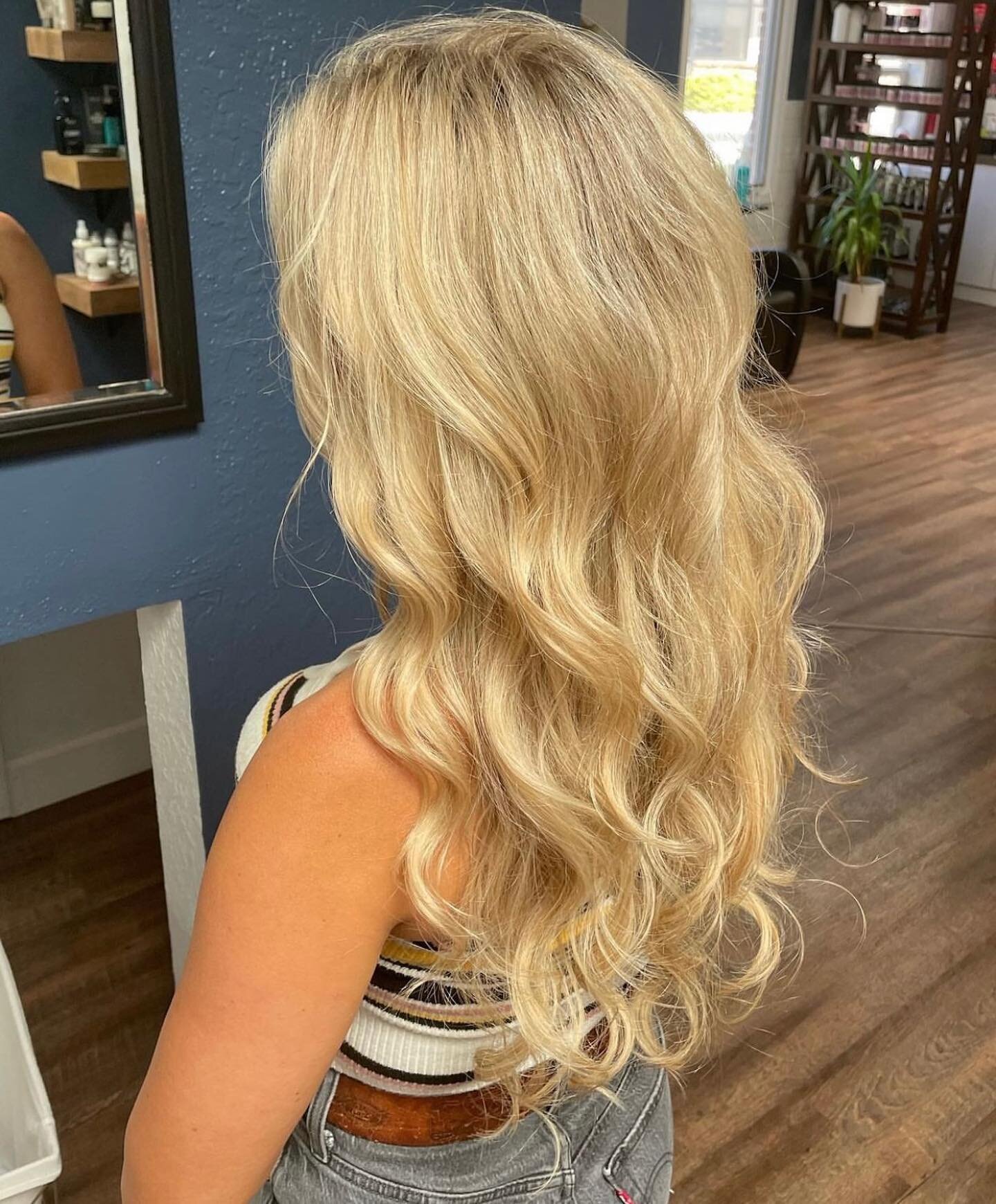 Just cause it&rsquo;s almost fall doesn&rsquo;t mean blondes are out! Beautiful hair by Michele ☀️