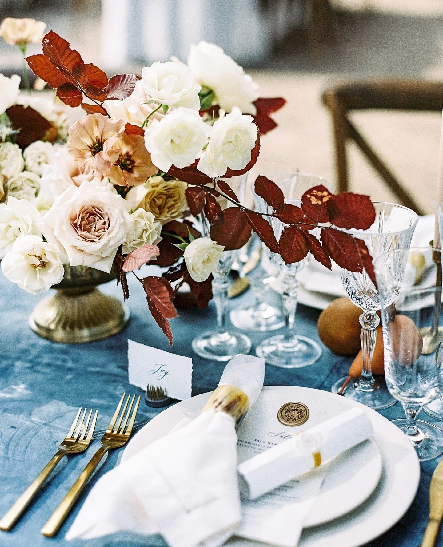 These consistent 90+ degree days are really making me look forward to that crisp cool fall air. And also those gorgeous autumnal designs. Like this one done by @plumeevents. Fun fact, I have almost the identical wedding team as Kaitlyn &amp; Trevor's