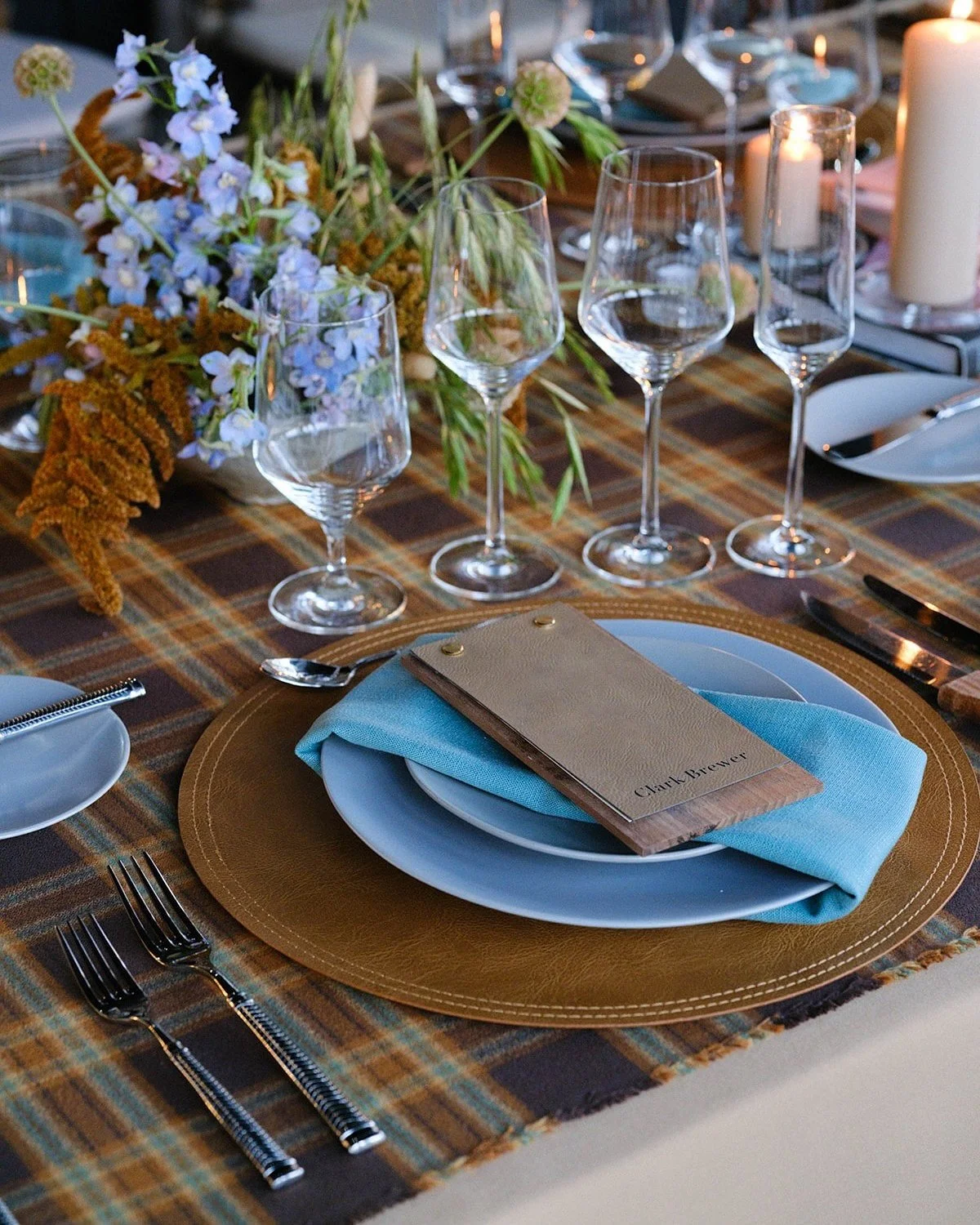 Cozy vibes 🍂
*
*
*
Planning + Design | #houseofjoyco
Location | @flatmountainfarm
Photographer |@lancenicoll
Floral Designer | @rootsfloraldesign
Rentals @professionalparty
Linens | @bbjlatavola
Stationery |@empaper.co