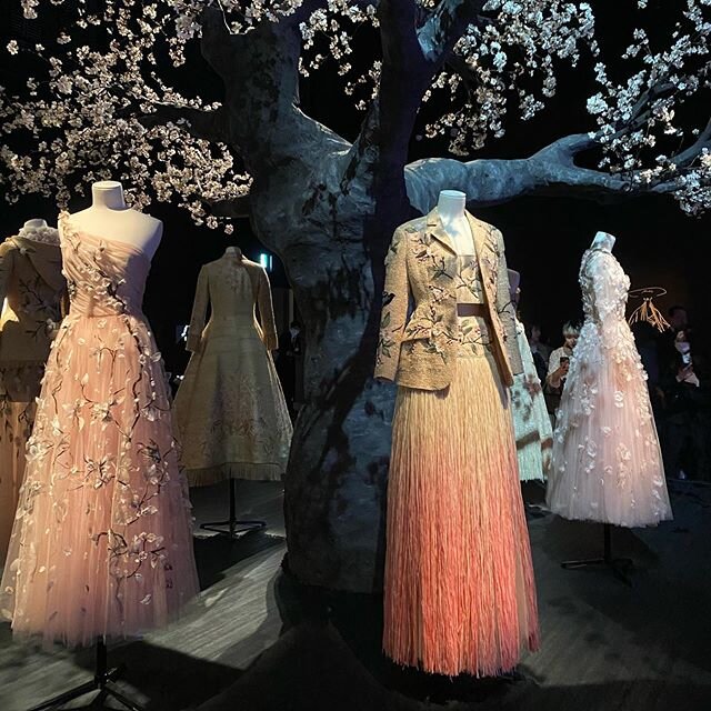 I&rsquo;m so lucky to be here today!
Dior masterpieces impressed by craftsmanship! 
#dior 
#diorinjapan #hankyudepartmentstore