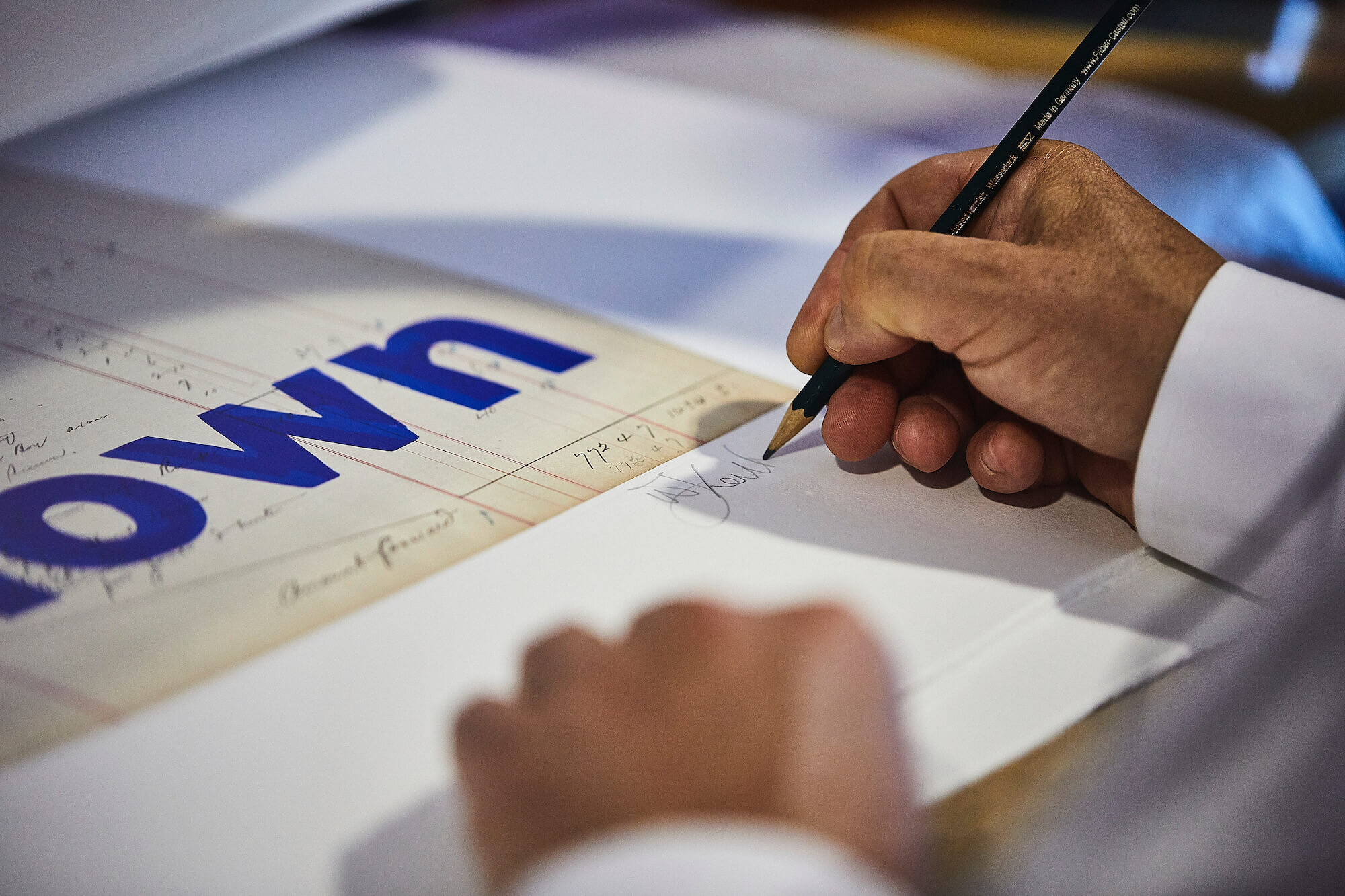 ART19 - Kentridge Signing @ Basel Airport - Colour - 23 - by Lucia Hunziker © ART19 - William_Kentridge_1044resized.jpg