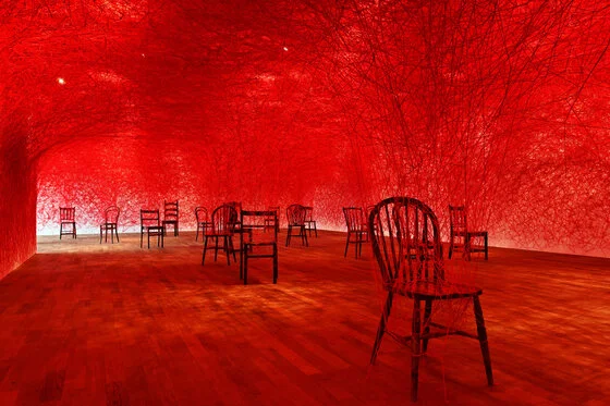 Korea JoongAng Daily : Japanese artist Chiharu Shiota weaves a wonderland in latest exhibitions