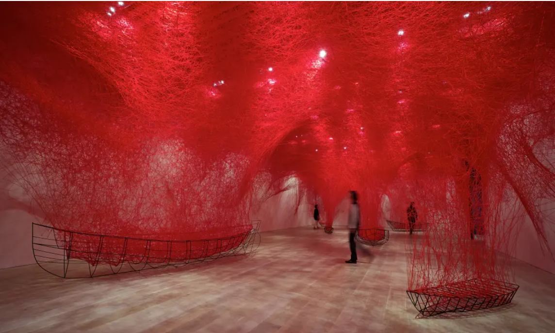 The Guardian : ‘I was on a conveyor belt to death’: the astonishing worlds of Chiharu Shiota (by Kelly Burke)