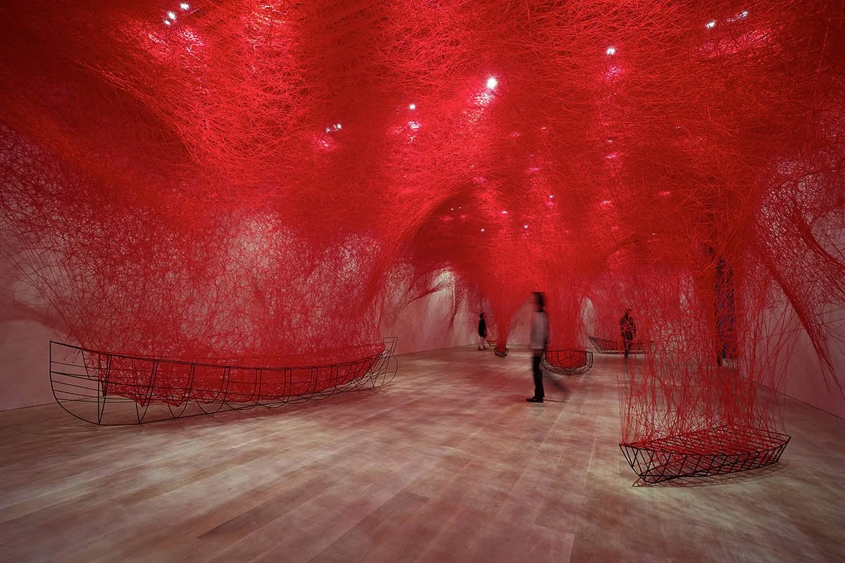 World Architecture : Artist Chiharu Shiota Fills Exhibition Rooms Of GOMA With Intricately Woven Black And Red Threads
