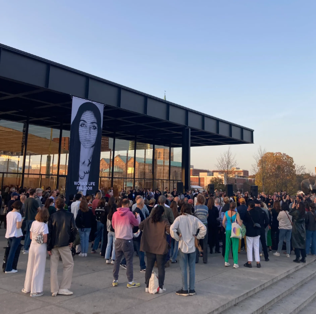 The Art Newspaper : Berlin museum unveils new Shirin Neshat banner in solidarity with protesters in Iran (by Gareth Harris)