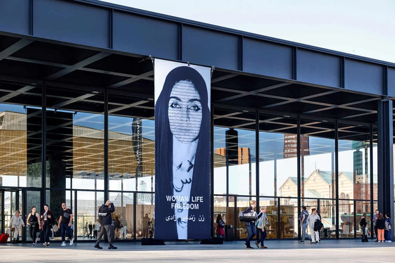 Le Monde : L’artiste Shirin Neshat en porte à faux avec une partie de la jeunesse iranienne (by   Roxana Azimi)