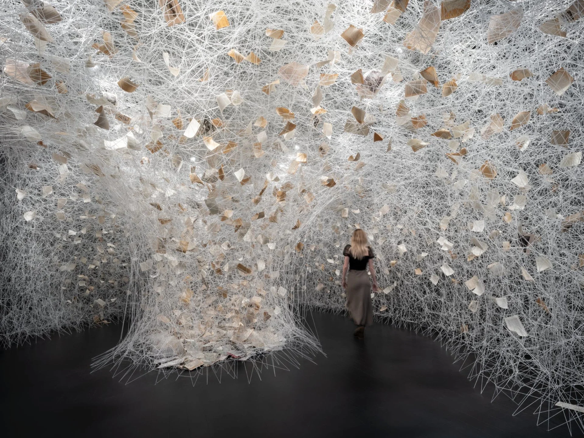 Colossal : Memory and Knowledge Intertwine in Chiharu Shiota’s Immersive String Installations (by Grace Ebert)