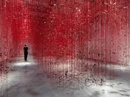 NZZ : Ihre Kunst scheint direkt ihrem Körper zu entstammen. Blutrot sind die Fäden, die die Japanerin Chiharu Shiota verwebt (by Philipp Meier)