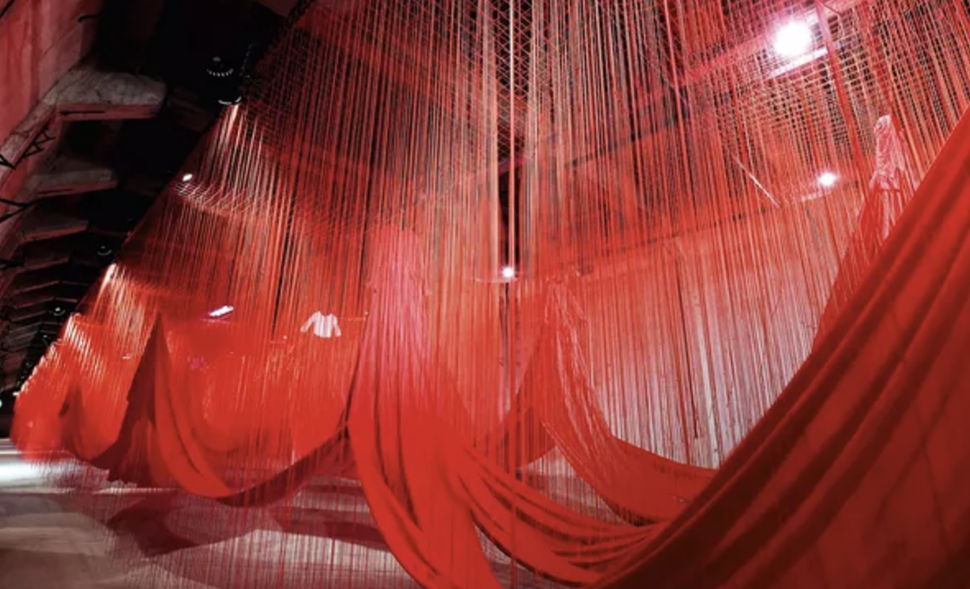 Le Figaro : Chiharu Shiota: entre l’intime et le monumental, l’art du fil rouge au Grand Palais (by Valérie Duponchelle)