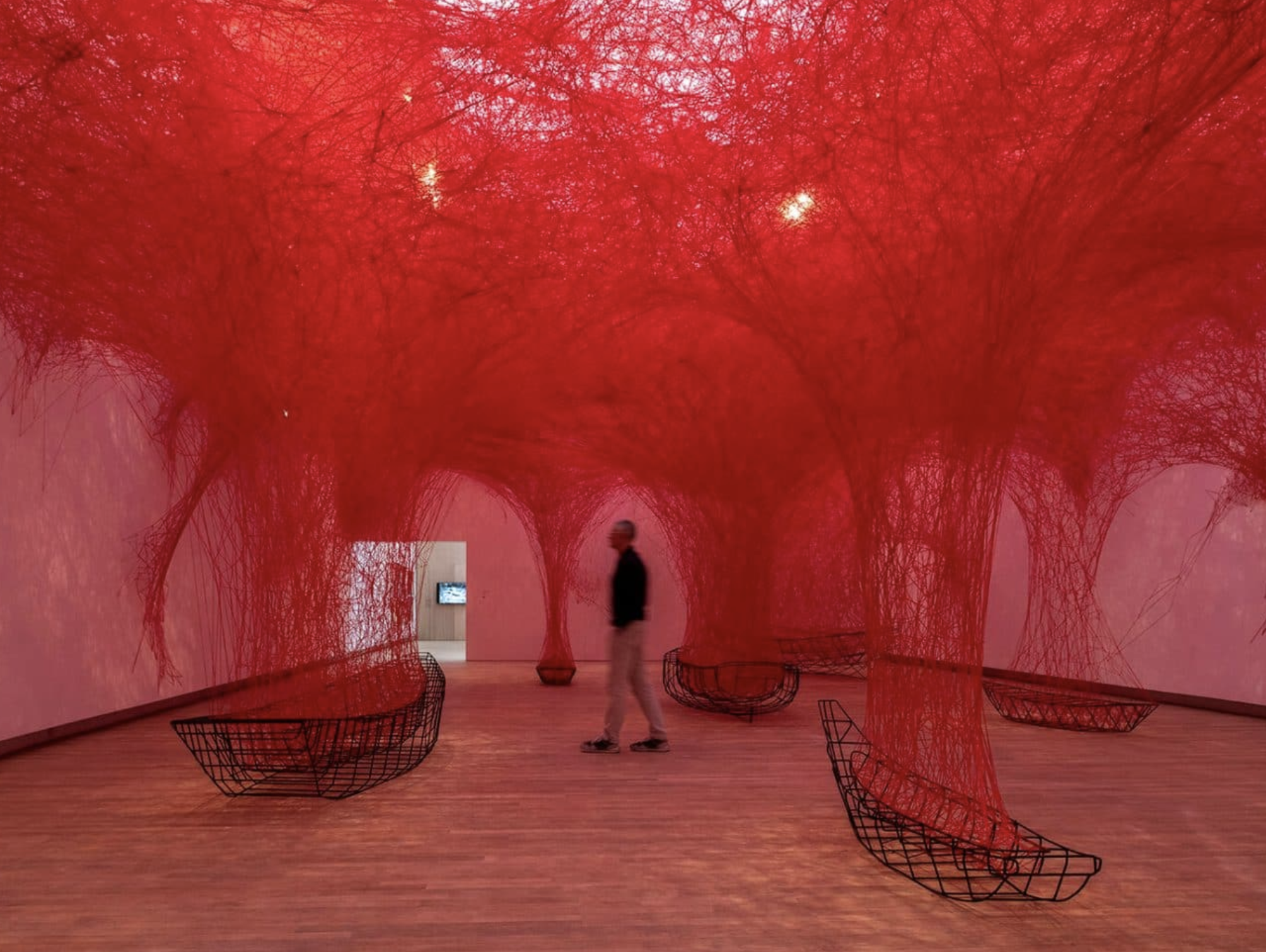Beaux-Arts : Au Grand Palais, la magie de Chiharu Shiota dans un parcours qui déroule le fil de 20 ans de carrière (by Joséphine Bindé)