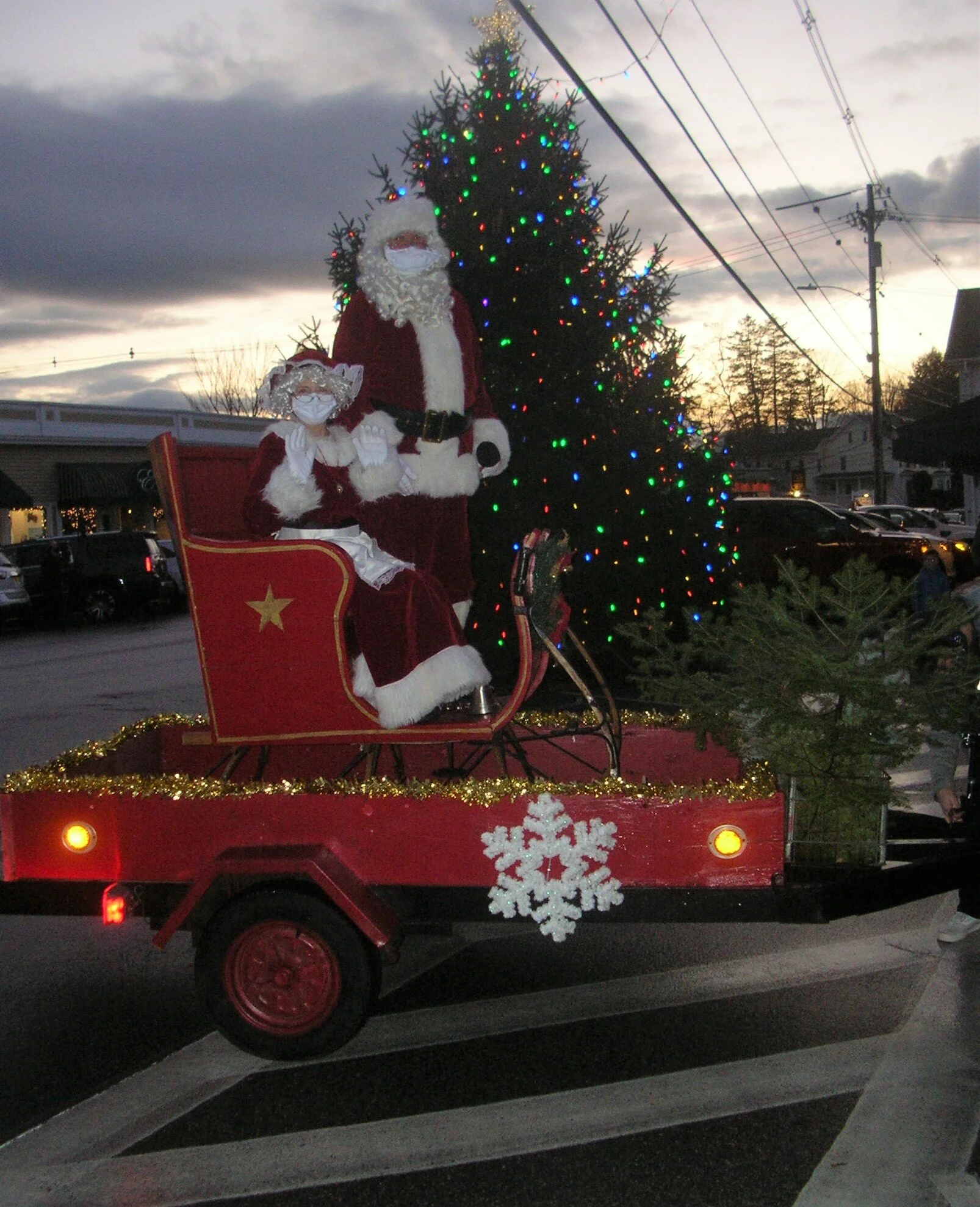 Santa Lit Wolfeboro's Community Christmas Tree
