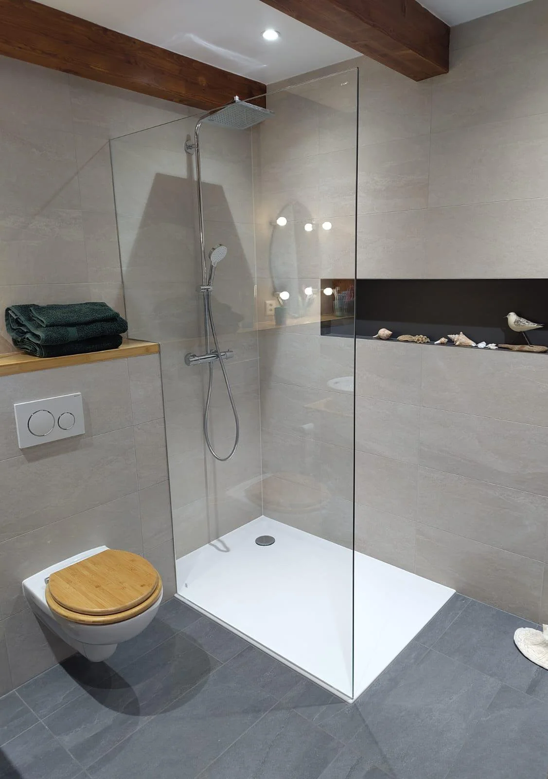 Salle de douche avec niche encastrée - Arias Carrelage Sàrl.jpg