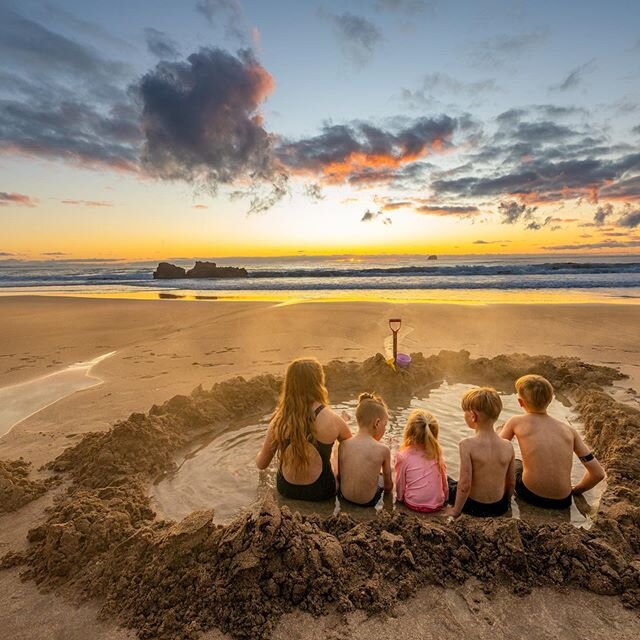 We don&rsquo;t see many sunrises 🌞 but I&rsquo;d get up early any day for this magic!⁣
⁣
✔️ Hot water⁣
✔️ Happy kids⁣
✔️ Gorgeous ocean⁣
✔️ Good friends @thewayfarerfamily⁣
✔️ One of the most glorious sunrises I&rsquo;ve seen⁣
⁣
Hot Water Beach, NZ 