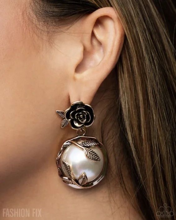 tasteful tea paarty gold model earrings FF.jpg