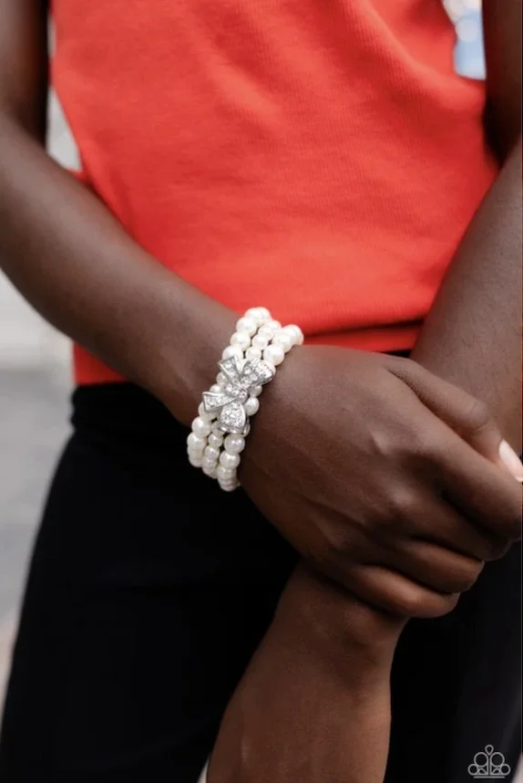how do you do white bracelet model FF.jpg