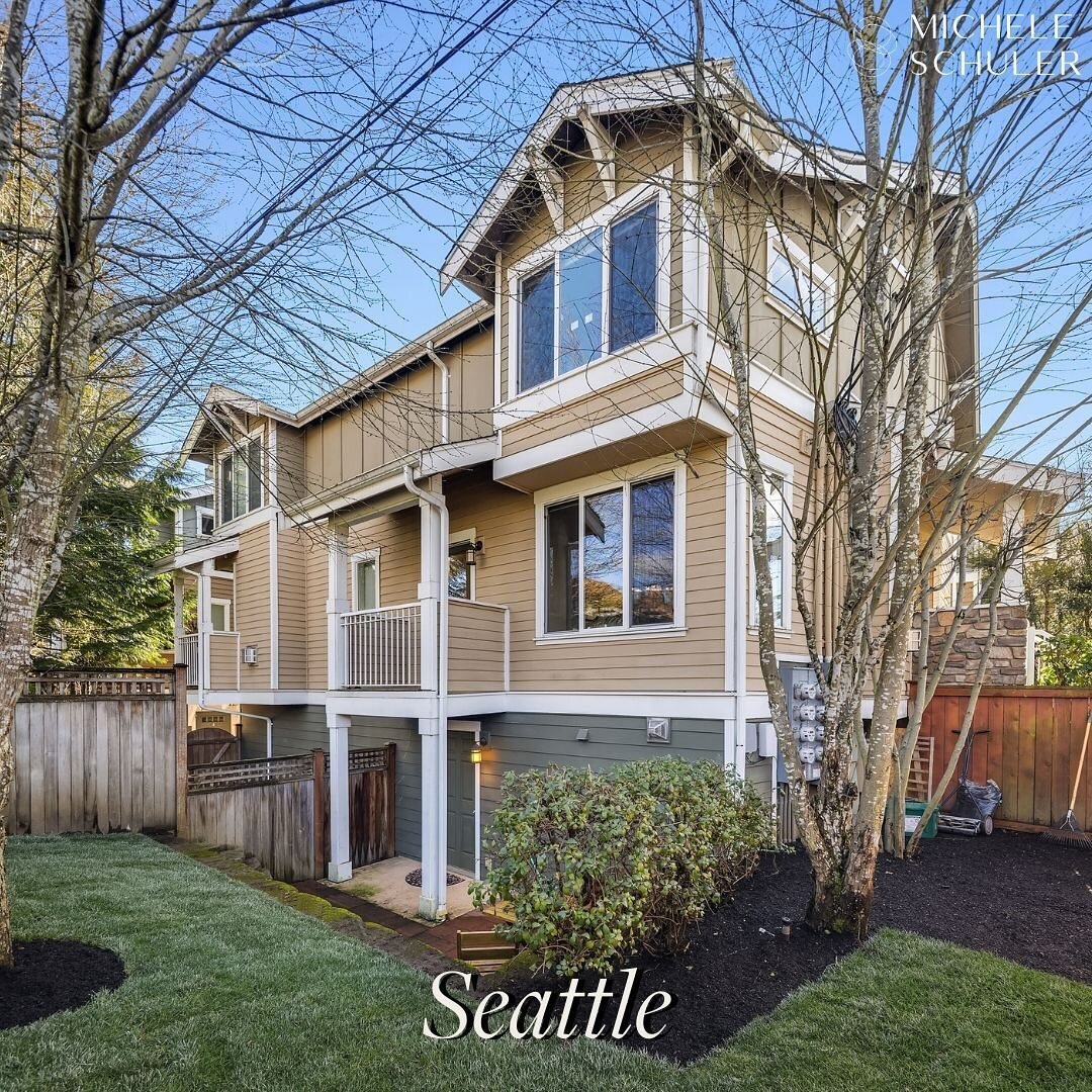 🏡 Nestled just footsteps from the scenic Burke Gilman Trail, this enchanting end-unit townhome beckons with a spacious 2-car garage 🚗🚗 &amp; a newly-sodded, fully-fenced backyard oasis 🌳🌿.
Step inside to a sun-soaked open floor plan where dining