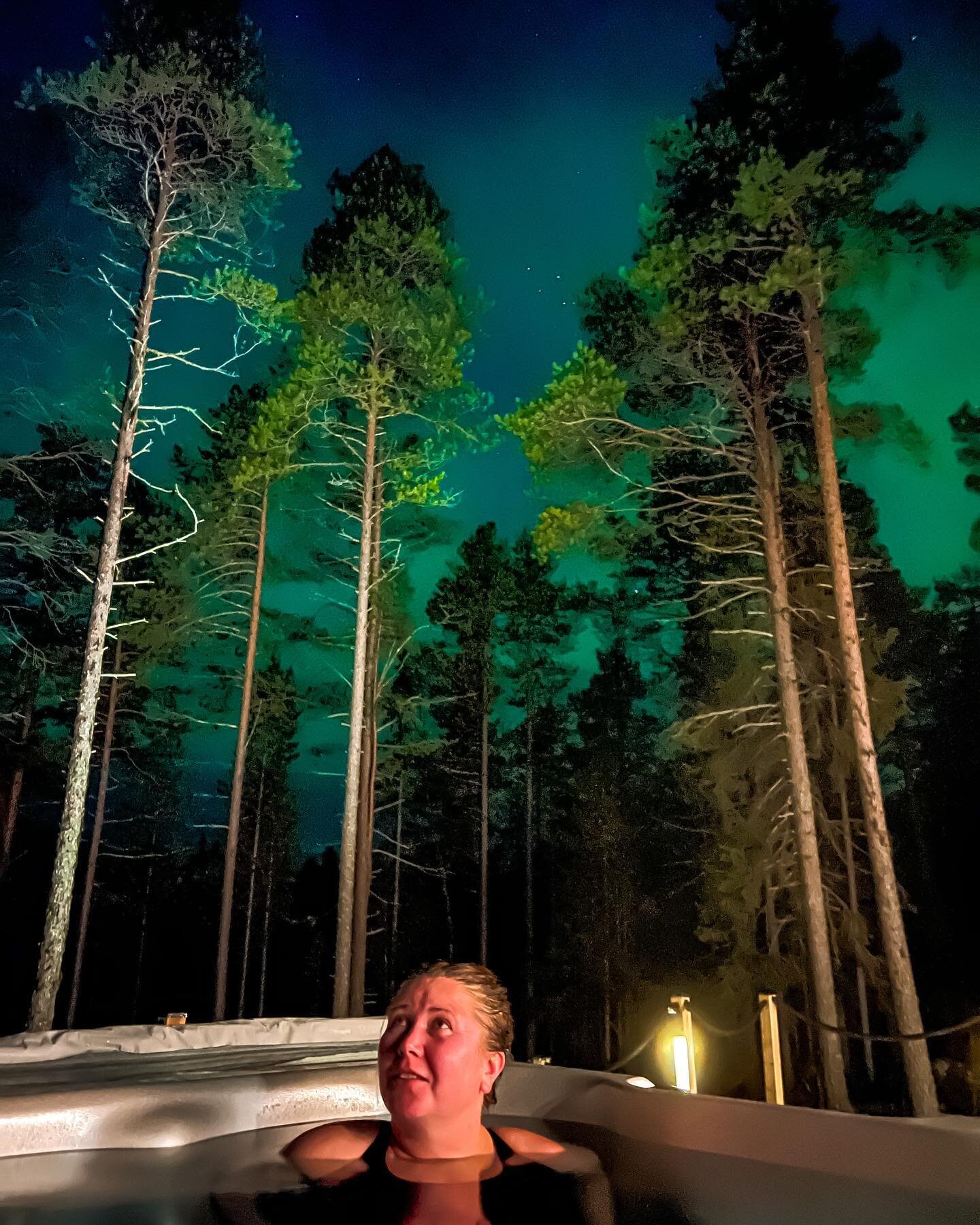 There is nothing more romantic than watching the Northern Lights while floating on your own personal jacuzzi ❤️

#cottage #romantichotel #honeymoon #northernlights #auroraborealis #laplandromance #romanticgetaway #wedding #weddinginspiration #wedding