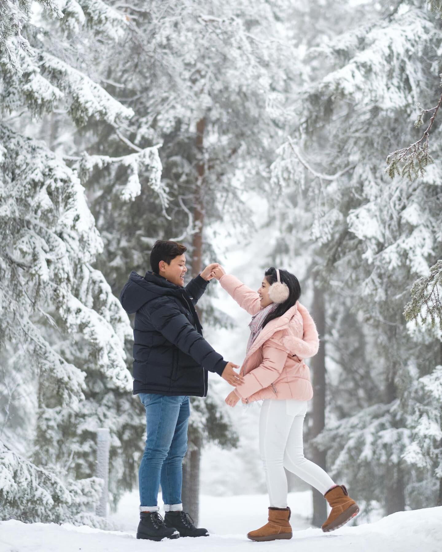 Winter proposals are especially romantic because there is something intimate and cosy in the soft snowy atmosphere. Wrap up warm and declare your love during a walk in the beautiful nature! ❤️

Photo by @michaelmeadcreative

#proposal #weddingproposa