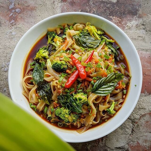 NEW on the to-go menu!
&bull;
Drunken Noodles // rice noodle, pickled Thai chili, broccoli, carrot, garlic, sweet onion, crispy basil, soy