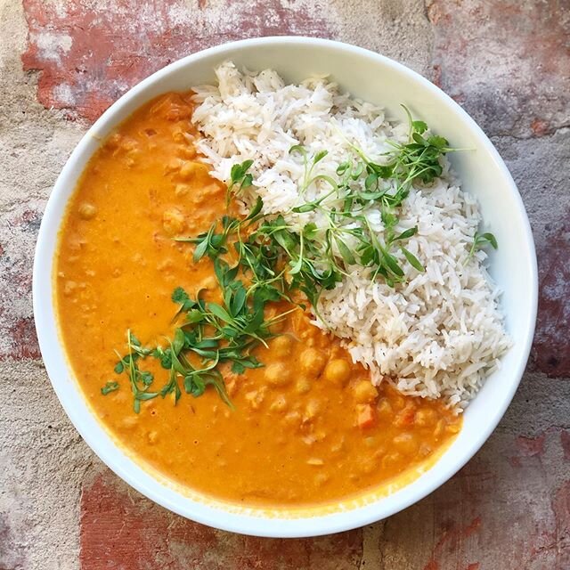Meatless doesn&rsquo;t have to be fun-less.
&bull;
Vegan Curry // chickpea, coconut, onion, carrot, micro cilantro, jasmine rice.