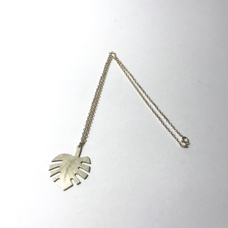 HEYDU_KatjaSchian_Kette_Silber_Monstera_2.jpeg