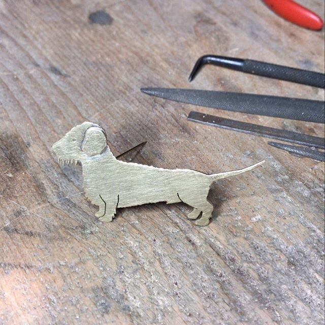 Sch&ouml;nes langes Wochenende☀️ #jewelry#auftrag#brosche#broschenliebe#rauchhaardackel#dackelliebe#schmuck#goldschmiede#goldsmith#goldsmithing#hh#hamburg#heydustore