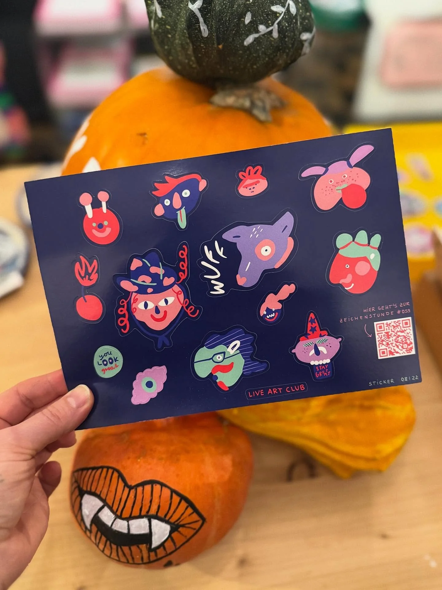 Kleine Inspo vom @live.artclub f&uuml;r euer Halloweenkost&uuml;m morgen 🤡👻🐶 

Psssst: Die Sticker-Sheets k&ouml;nnen &uuml;brigens mehr als kleben&hellip; sie f&uuml;hren via QR-Code auch zu einer Motiv-passenden Zeichenstunde, bei der ihr step-b