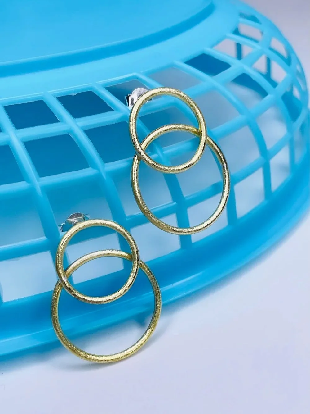 W&uuml;rzburg aufgepasst: Unsere Goldschmiedin @katja_schian findet ihr heute auf dem @oha_ein_designmarkt in H&ouml;chberg 🩵 Kommt ihr rum?