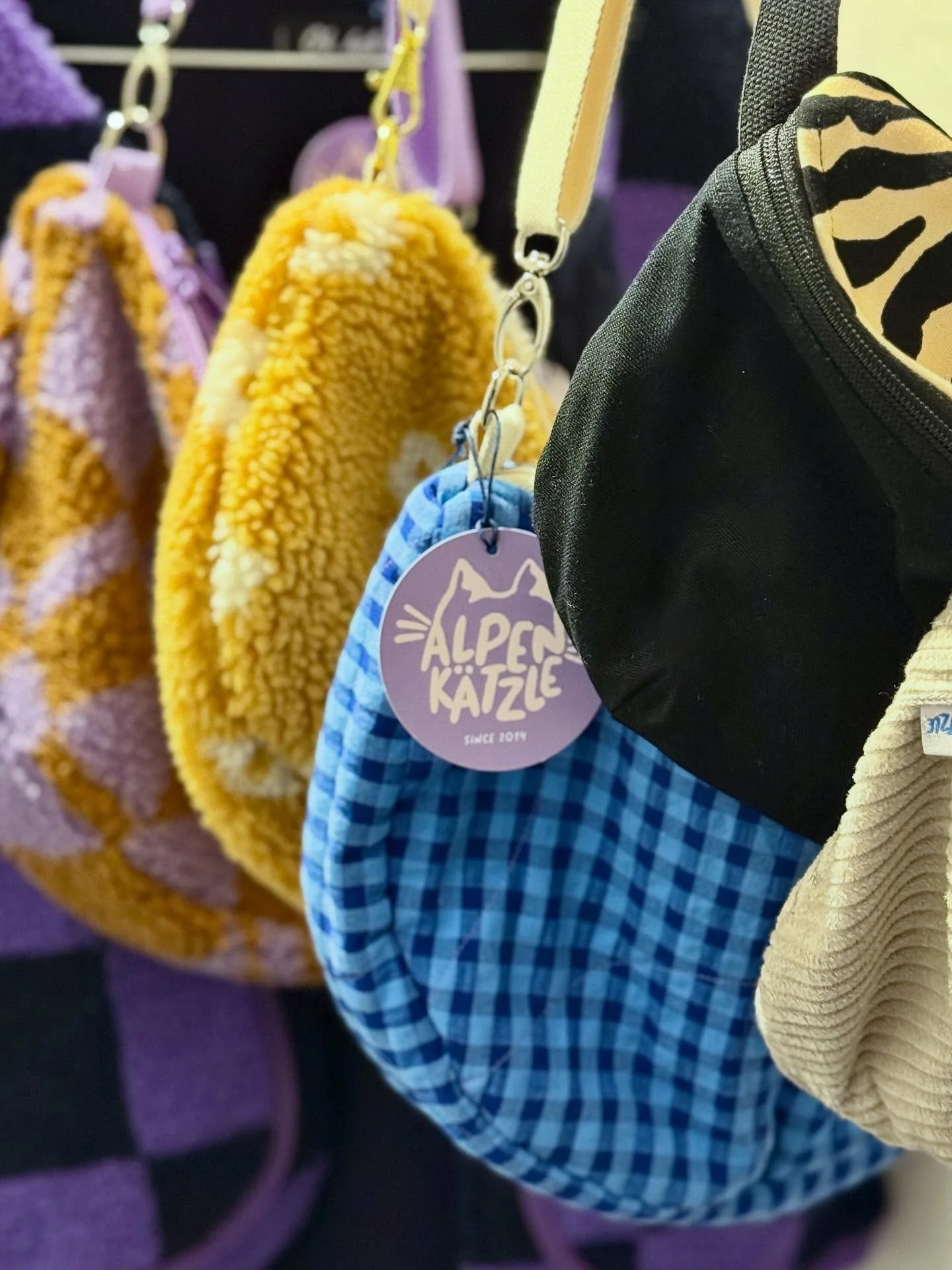 Neu bei uns im #popupflur @alpenkaetzle 💜

Alpenk&auml;tzles Accessoires sind perfekt f&uuml;r Leute die Hand gemachtes sch&auml;tzen - Alpenk&auml;tzle vertreibt ihre selbst entworfenen Produkte, sie legt sehr viel Wert auf hochwertige und nachhalt