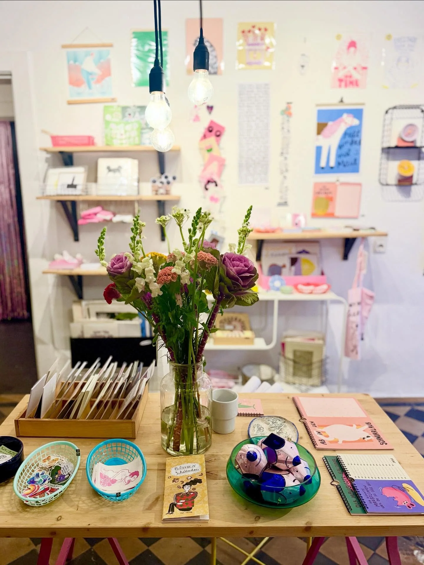 Open 13-19h 🫰🏻 
Nicht vergessen: Morgen Fall Flash Walk-in mit cuten Tattoos von @frau.ines und local Shopping bei uns 💘 #firstcomefirstserve | 12-17h