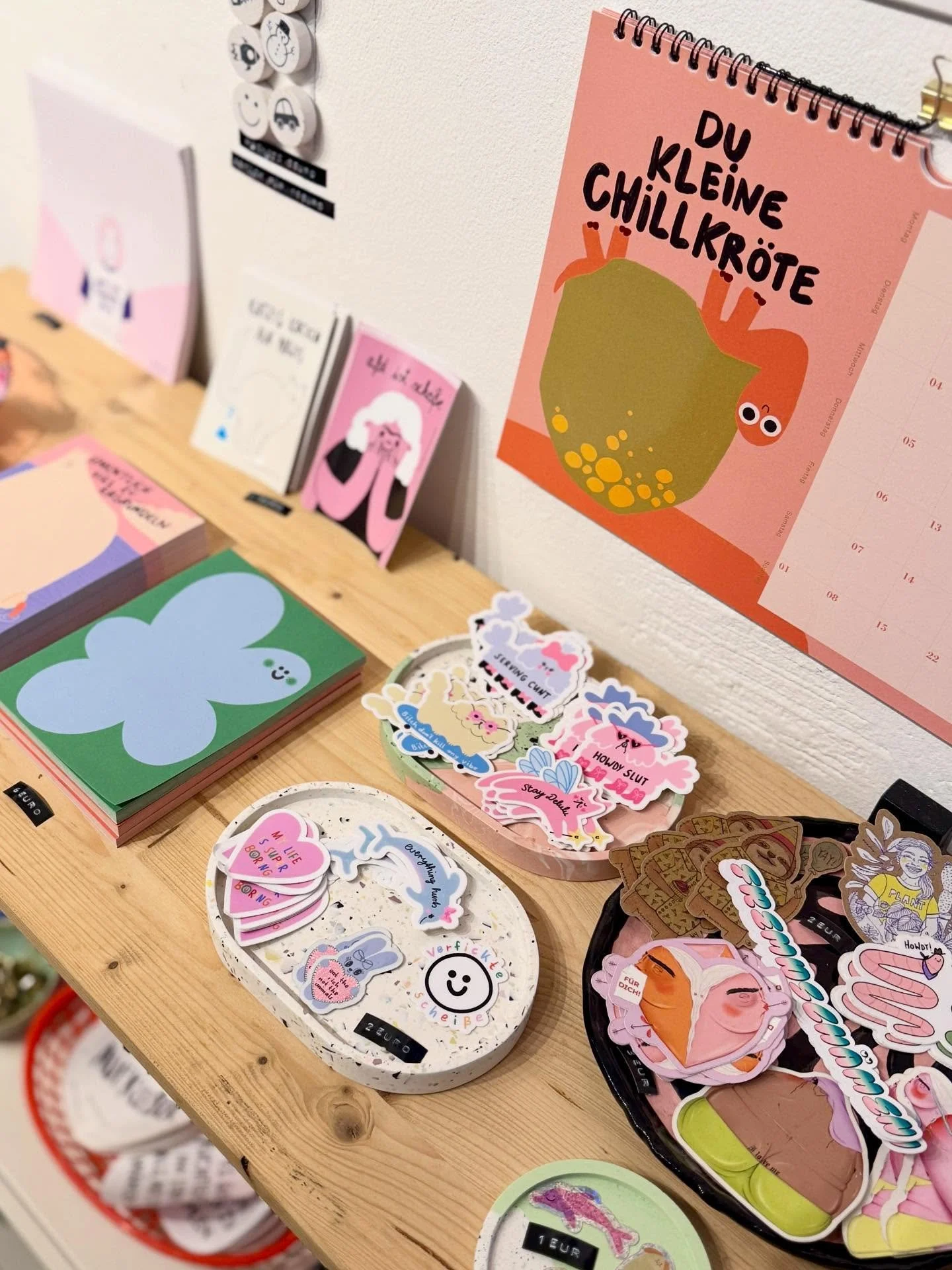 Seid ihr schon Adventskalender-Ready? Wir h&auml;tten da einige Ideen&hellip; 🩷 Open 12-17h 

Sticker von  @jennegrassmann &amp; @knall.braun &amp; @oh.ofi &amp; @tinadiy &amp; @brunhildaillustration &amp; @thenaughtydistrict 
Bl&ouml;cke von @jenne