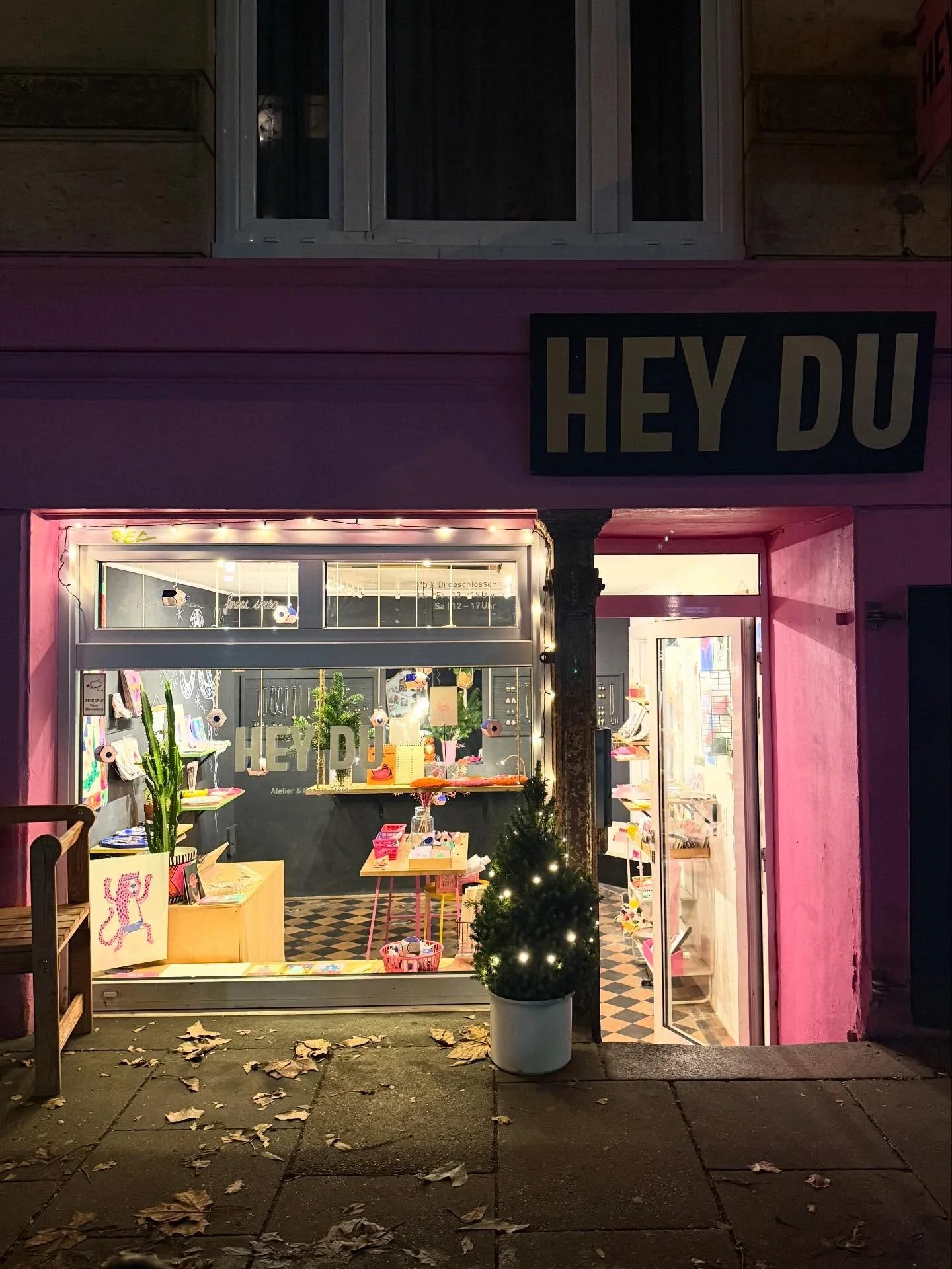 Es wird weihnachtlich bei uns🎄✨
Wir haben es uns schon mal funkelnd und cozy gemacht, f&uuml;r unser kleines Late-Night-Shopping Event morgen 💫 Kommst du rum? Es gibt&rsquo;s Drinks, Kekse und zauberhafte neue Produkte von kleinen Labels! 💘 Donner