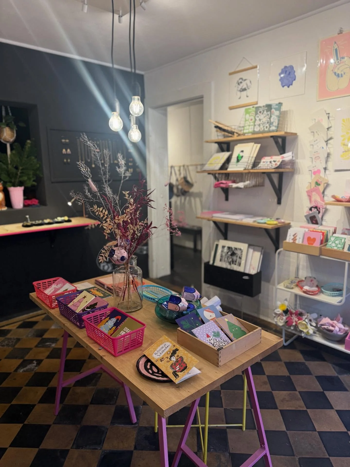 Unser Weihnachtstisch steht. Voll mit lieblich verspielten Geschenkideen von kleinen Labels 💫🎄🩷
Open Mi-Fr | 13-19h &amp; Sa | 12-17h☺️

Psssst: Die Postkarten gibts auch im Onlineshop!