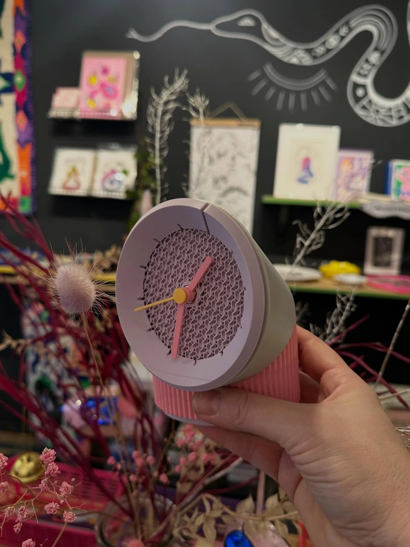 Hey Du, wusstet ihr, dass wir 3D gedruckte Uhren im Store haben? Hier designet &amp; hergestellt aus recyceltem Material von @baum.print 

Es gibt die Uhren on und offline in f&uuml;nf tollen Farbkombis, schaut selbst
👉🏼www.baumprint.de

Pssst, Wei