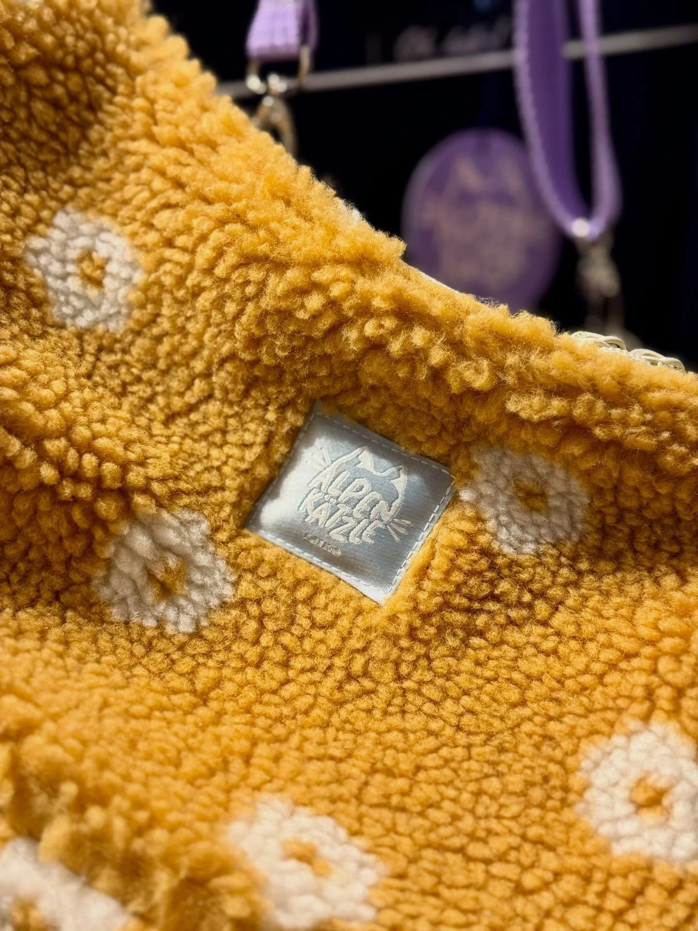 Habt ihr schon die Dopamin-Taschen von @alpenkaetzle bei uns im #popupflur entdeckt? 💫💘 Perfektes uniques Geschenk f&uuml;r eure Liebsten! 

Open 12-17h