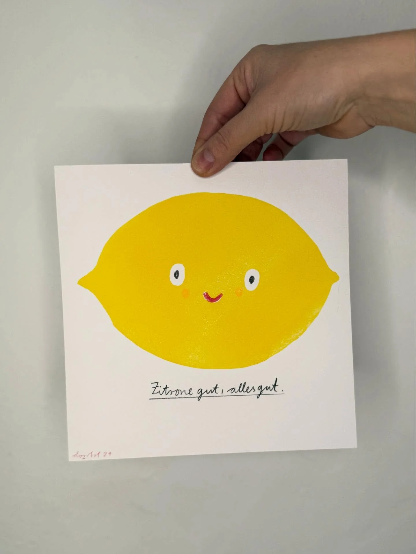 Zitrone gut, alles gut 💛 
Den Print von @dorobot gibt&rsquo;s exklusiv nur offline!

Open Mi-Fr | 13-19h &amp; Sa | 12-17h
